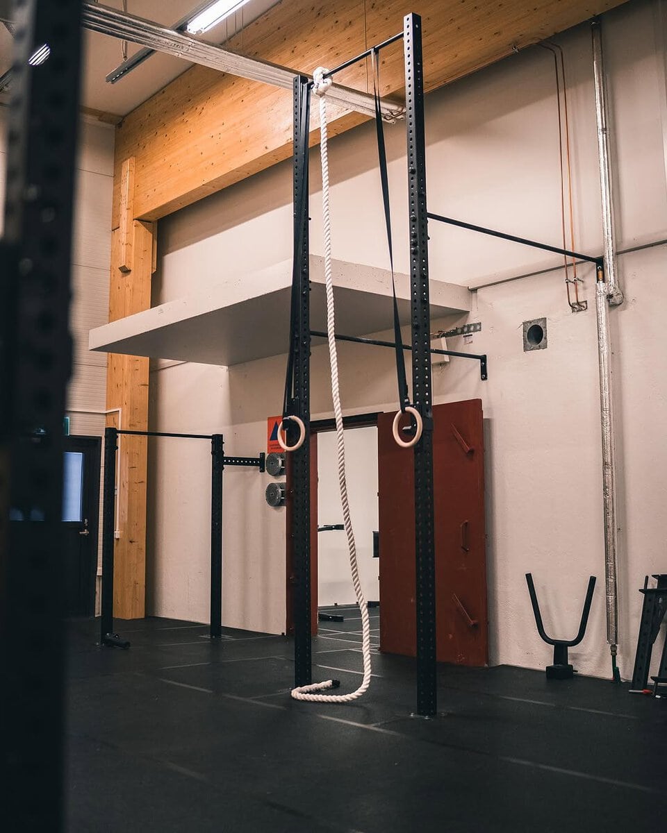 TREENITILAT Klubilla on yli 400m² treenitilaa: iso CrossFit-sali, omatoimisali painonnostoalueineen sekä erillinen kehonhuoltoalue. Klubin treenitilat on suunniteltu niin vasta-alkajille kuin kokeneille kilpaurheilijoille. Treenitiloja kehitetään jatkuvasti toiveiden ja tarpeiden pohjalta, ja viimeisimpänä uutuutena Klubilta löytyy tiimimato, Yoke -merimieskävelyteline sekä kolme erilaista työntökelkkaa. Upeat kuvat by @kuvausminnap @miintsiii #crossfit #crossfitlempäälä #lempäälä #pirkanmaa #tampere #crossfitsuomi #atleettienklubi #akaa #valkeakoski #vuores #kuntosali #toiminnallinenharjoittelu