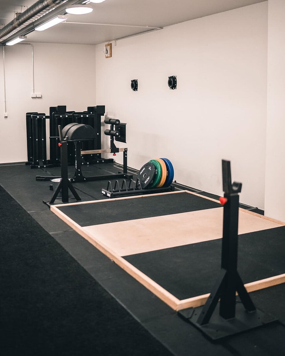 TREENITILAT Klubilla on yli 400m² treenitilaa: iso CrossFit-sali, omatoimisali painonnostoalueineen sekä erillinen kehonhuoltoalue. Klubin treenitilat on suunniteltu niin vasta-alkajille kuin kokeneille kilpaurheilijoille. Treenitiloja kehitetään jatkuvasti toiveiden ja tarpeiden pohjalta, ja viimeisimpänä uutuutena Klubilta löytyy tiimimato, Yoke -merimieskävelyteline sekä kolme erilaista työntökelkkaa. Upeat kuvat by @kuvausminnap @miintsiii #crossfit #crossfitlempäälä #lempäälä #pirkanmaa #tampere #crossfitsuomi #atleettienklubi #akaa #valkeakoski #vuores #kuntosali #toiminnallinenharjoittelu