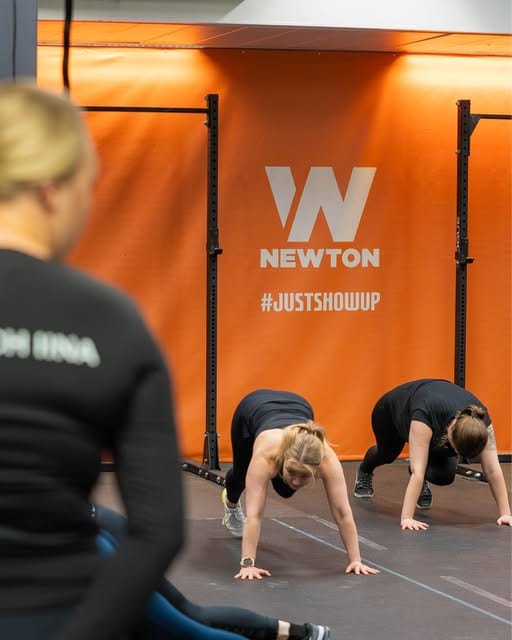 🔸Huhtikuun CrossFitin starttikurssi🔸 🔸Kurssin valmennusajat ovat 11.4 klo 10-12 ja 12.4 klo 11-13. 🔸 Kurssi on tarkoitettu CrossFit-harjoittelusta kiinnostuneille, mutta sopii erinomaisesti myös kuntosaliharrastajalle, joka kaipaa harjoitteluunsa uutta potkua. Kurssilla harjoittelun pääpaino on painonnostoliikkeiden ja muutamien voimisteluliikkeiden liiketekniikoiden opettelussa. Kurssi ei edellytä aikaisempaa kokemusta CrossFit-harjoittelusta. Kurssin hintaan sisältyy kahden viikon osallistumisoikeus tunneille. Voit varata paikkasi verkkokaupastamme: https://www.newtonfinland.fi/kauppa