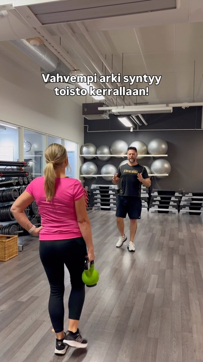 Treenissä parasta on, että se näkyy suoraan arjessa ja toimintakyvyssä! Kun kauppakassi kulkee kevyemmin, treeni tehoaa juuri niin kuin sen kuuluukin. 💪 Säännöllinen voimaharjoittelu auttaa säilyttämään lihasmassaa ja sitä kautta toimintakykyä. Salitreeni ei kuitenkaan vahvusta pelkästään lihaksia. Voimaharjoittelu tukee myös luuston terveyttä, tasapainoa ja parantaa mielialaa. 🦴🧠 Koskaan ei ole liian myöhäistä aloittaa! Nähdäänkö tänään kuntosalilla? 🙂↕️