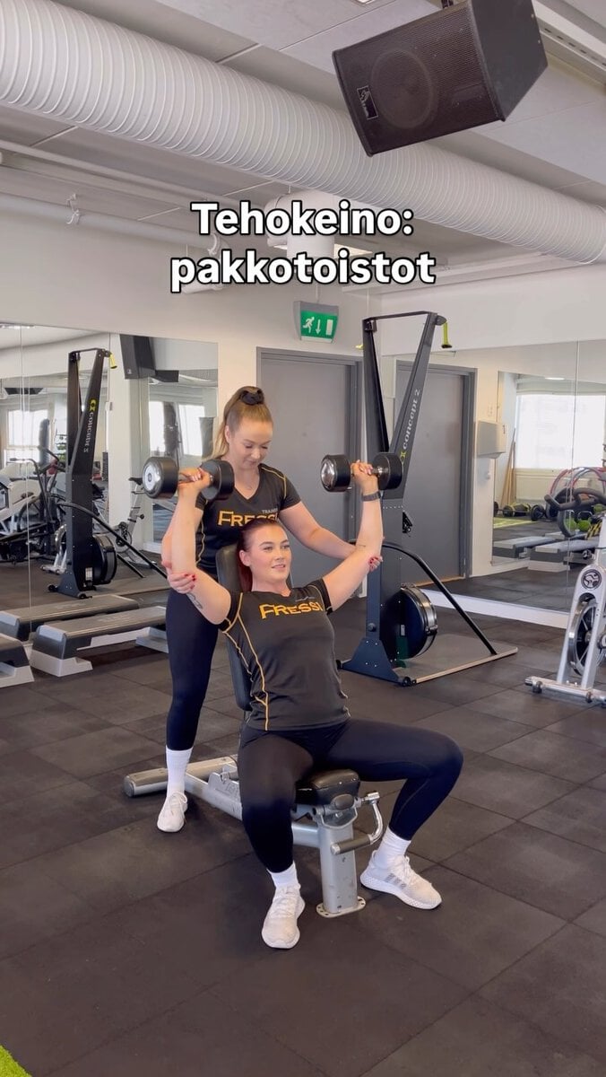 Junnaako kehitys paikoillaan jossain tietyssä saliliikkeessä? 🏋️♀️ Silloin tehokeinoista kuten pakkotoistoista voi olla apua! 💥 Pakkotoistoilla tarkoitetaan sitä, että kun lihaksesi väsyvät vaikkapa pystypunnerruksessa, etkä saisi enää omin voimin yhtäkään toistoa, treenikaverisi avustaa liikettä aavistuksen, jotta saat tehtyä vielä 1–3 avustettua toistoa. Pakkotoistoilla saadaan lihas väsytettyä äärimmilleen. ➡️ Huom! Pakkotoistoja tai muitakaan erikoistekniikoita ei kannata tehdä jokaisessa sarjassa eikä kuntosaliharjoittelua aloittaessa.