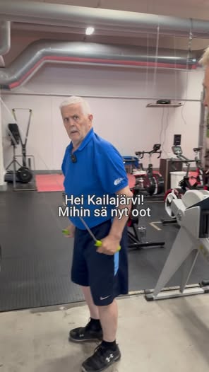 Ikäihminen treenaa kuntosalilla Suomessa.