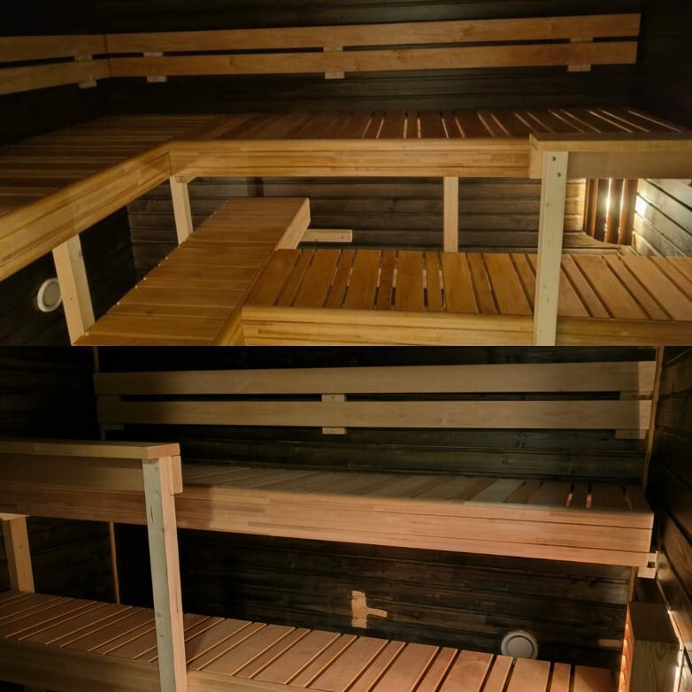 Perinteinen suomalainen sauna sisätiloissa.