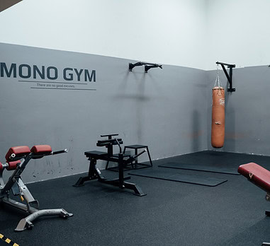 Kuntosalin varusteet ja punching bag Mono Gymissä.