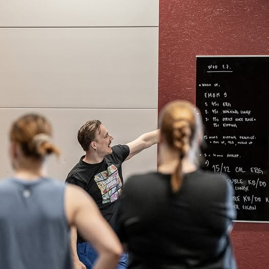 Kuntosaliharjoitusohjaaja opastaa ryhmää Puntit-sivuston kuntosalilla.