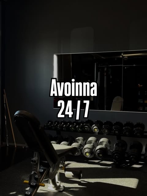 Välineitä kuntosalilla, painoja ja käsipainoja, moderni kuntosali.