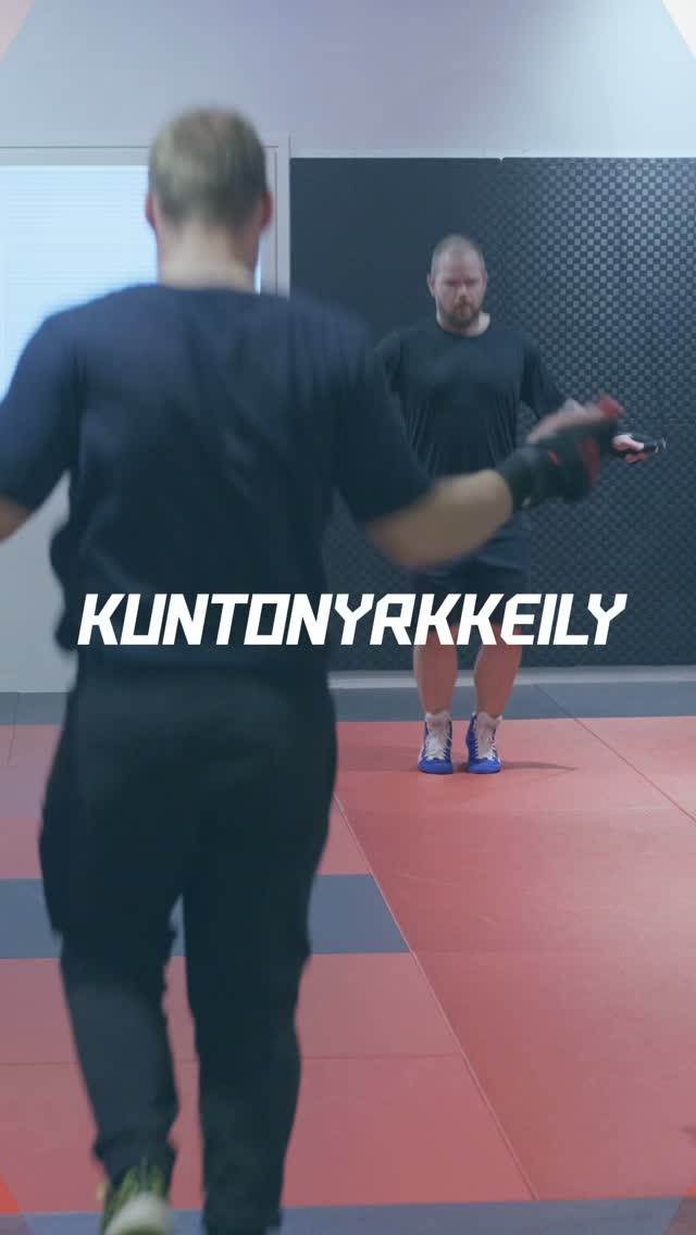 KUNTONYRKKEILY | Kohota kuntoa ja nauti mukavasta liikunnasta kuntonyrkkeilyn parissa! 🥊Tunnit koostuvat alkulämmittelystä, nyrkkeilyosuuksista sekä lihaskuntoharjoitteista. Tunnilla työskennellään aktiivisesti koko keholla; lyönti- ja väistöliikkeet sekä jalkatyöskentely kuormittavat kehoa monipuolisesti ℹ️ Tunti sopii sekä vasta-alkajille että kokeneemmille treenaajille. Jokainen voi säädellä treenin tehoa itse lyöntien voimakkuudella ja liikkumisen tempolla. Kuntonyrkkeily on erityisen tehokasta niska-hartiaseudun jumeista kärsiville. 🥊Tiistaisin klo 17-18 | Ismo Pentti 🥊Torstaisin klo 17.30-18.30 | Tiina Vesala Kaikki harjoitusvälineet ( hanskat, pistehanskat ja nyrkkeilysäkit) löytyvät Corelta. Tervetuloa treeneille! 🎬 @efektimedia 🔹Oma liikuntakortti🔹 www.lkcore.fi/verkkokauppa #kuntonyrkkeily #liikuntakeskuscore