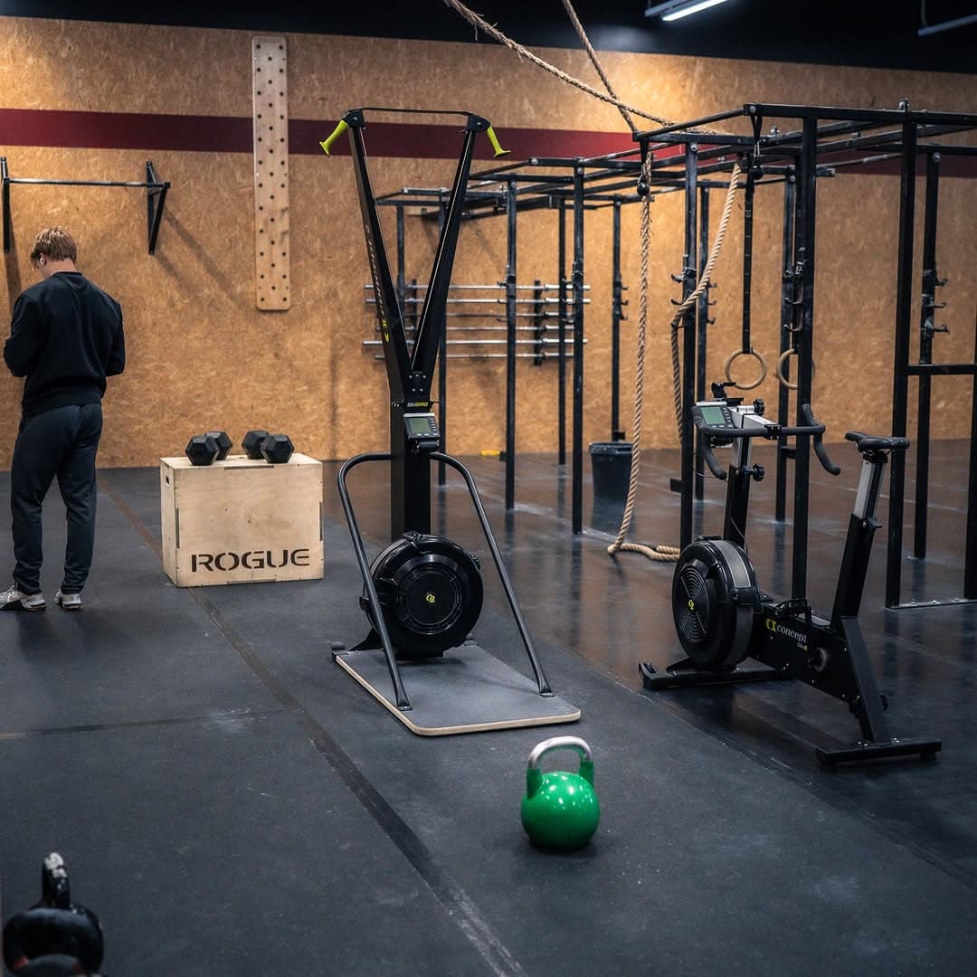 ☀️ CrossFit 40100 fiiliksiä aamutuimaan 😶🌫️ Järjestämme salilla 10.10. Battle of JKL kilpailut. CrossFit 40100 tarjoaa huippuluokan laitteet ja tilavat puitteet, jossa yleisö ja urheilijat pääsevät nauttimaan tiivistä kisatunnelmasta. Tänä vuonna kilpailu aloitetaan aamulla Laajavuoren valloituksella. Salilla ovet tapahtumalle aukeavat klo 9:00 ja seuraavaa lajia mitellään areenalla klo 10:00 eteenpäin. Tulehan paikanpäälle tsekkaamaan tilat ja kannustamaan kilpailijoita. Päivän aikana paikalla myös yhteistyökumppaneiden myynti/esittelypisteitä, sapuskaa ja kahvio ☕️ @battleofjkl yhteistyökumppanit: @mondoworkwear @celsiussuomi @hierontaakilles @kingsbox_equipment @velitessport @gymnation @leaguefinland @paytrail @sammalisto @delorean.jkl @jyvaskylarugbyclub @exenesports @kihyjyvaskyla @boksionside @impulstukku @jebasstreetfood @foodin @burbeesfit @panda_tehtaanmyymala