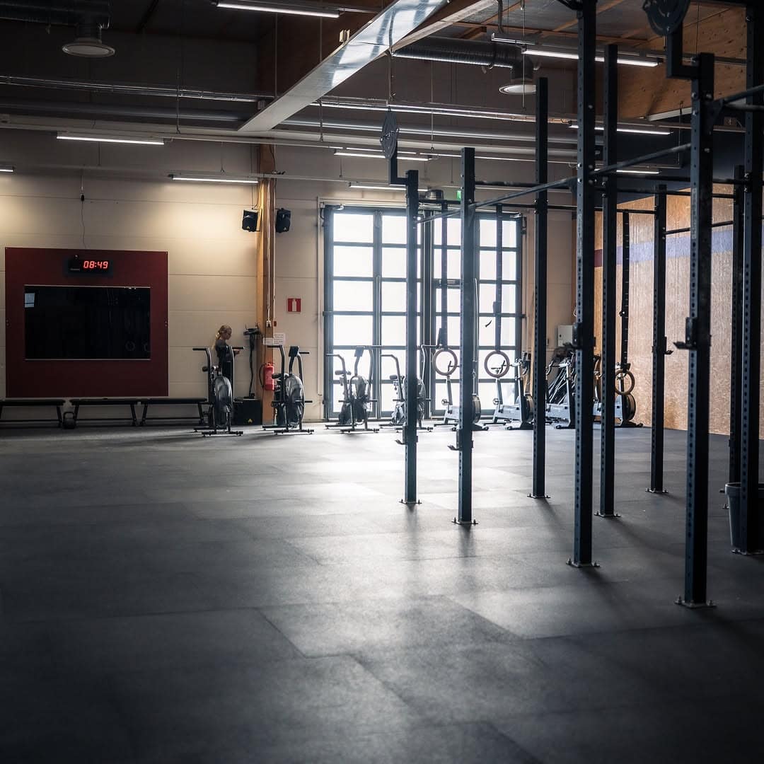 ☀️ CrossFit 40100 fiiliksiä aamutuimaan 😶🌫️ Järjestämme salilla 10.10. Battle of JKL kilpailut. CrossFit 40100 tarjoaa huippuluokan laitteet ja tilavat puitteet, jossa yleisö ja urheilijat pääsevät nauttimaan tiivistä kisatunnelmasta. Tänä vuonna kilpailu aloitetaan aamulla Laajavuoren valloituksella. Salilla ovet tapahtumalle aukeavat klo 9:00 ja seuraavaa lajia mitellään areenalla klo 10:00 eteenpäin. Tulehan paikanpäälle tsekkaamaan tilat ja kannustamaan kilpailijoita. Päivän aikana paikalla myös yhteistyökumppaneiden myynti/esittelypisteitä, sapuskaa ja kahvio ☕️ @battleofjkl yhteistyökumppanit: @mondoworkwear @celsiussuomi @hierontaakilles @kingsbox_equipment @velitessport @gymnation @leaguefinland @paytrail @sammalisto @delorean.jkl @jyvaskylarugbyclub @exenesports @kihyjyvaskyla @boksionside @impulstukku @jebasstreetfood @foodin @burbeesfit @panda_tehtaanmyymala