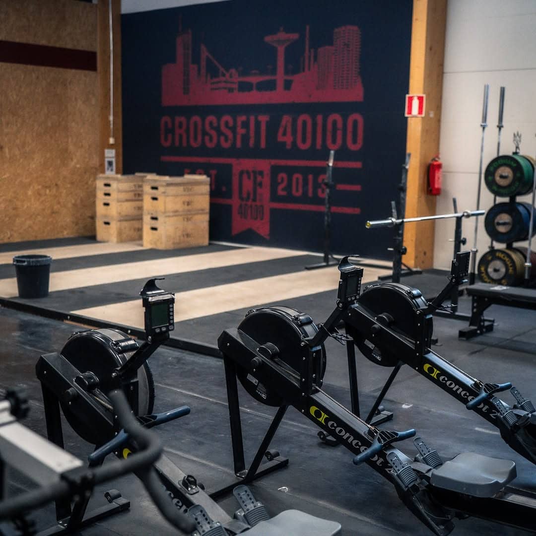 ☀️ CrossFit 40100 fiiliksiä aamutuimaan 😶🌫️ Järjestämme salilla 10.10. Battle of JKL kilpailut. CrossFit 40100 tarjoaa huippuluokan laitteet ja tilavat puitteet, jossa yleisö ja urheilijat pääsevät nauttimaan tiivistä kisatunnelmasta. Tänä vuonna kilpailu aloitetaan aamulla Laajavuoren valloituksella. Salilla ovet tapahtumalle aukeavat klo 9:00 ja seuraavaa lajia mitellään areenalla klo 10:00 eteenpäin. Tulehan paikanpäälle tsekkaamaan tilat ja kannustamaan kilpailijoita. Päivän aikana paikalla myös yhteistyökumppaneiden myynti/esittelypisteitä, sapuskaa ja kahvio ☕️ @battleofjkl yhteistyökumppanit: @mondoworkwear @celsiussuomi @hierontaakilles @kingsbox_equipment @velitessport @gymnation @leaguefinland @paytrail @sammalisto @delorean.jkl @jyvaskylarugbyclub @exenesports @kihyjyvaskyla @boksionside @impulstukku @jebasstreetfood @foodin @burbeesfit @panda_tehtaanmyymala