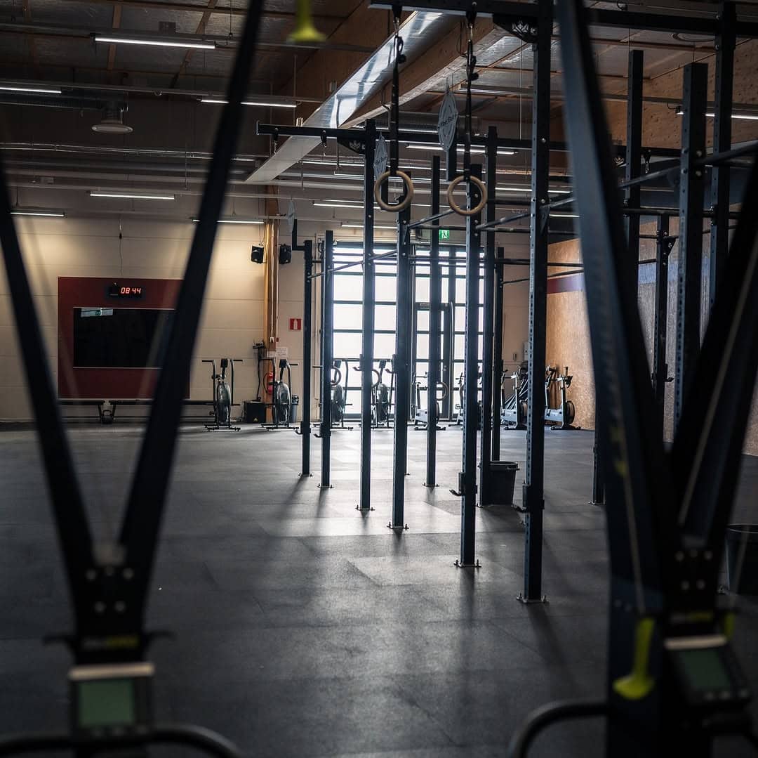 ☀️ CrossFit 40100 fiiliksiä aamutuimaan 😶🌫️ Järjestämme salilla 10.10. Battle of JKL kilpailut. CrossFit 40100 tarjoaa huippuluokan laitteet ja tilavat puitteet, jossa yleisö ja urheilijat pääsevät nauttimaan tiivistä kisatunnelmasta. Tänä vuonna kilpailu aloitetaan aamulla Laajavuoren valloituksella. Salilla ovet tapahtumalle aukeavat klo 9:00 ja seuraavaa lajia mitellään areenalla klo 10:00 eteenpäin. Tulehan paikanpäälle tsekkaamaan tilat ja kannustamaan kilpailijoita. Päivän aikana paikalla myös yhteistyökumppaneiden myynti/esittelypisteitä, sapuskaa ja kahvio ☕️ @battleofjkl yhteistyökumppanit: @mondoworkwear @celsiussuomi @hierontaakilles @kingsbox_equipment @velitessport @gymnation @leaguefinland @paytrail @sammalisto @delorean.jkl @jyvaskylarugbyclub @exenesports @kihyjyvaskyla @boksionside @impulstukku @jebasstreetfood @foodin @burbeesfit @panda_tehtaanmyymala