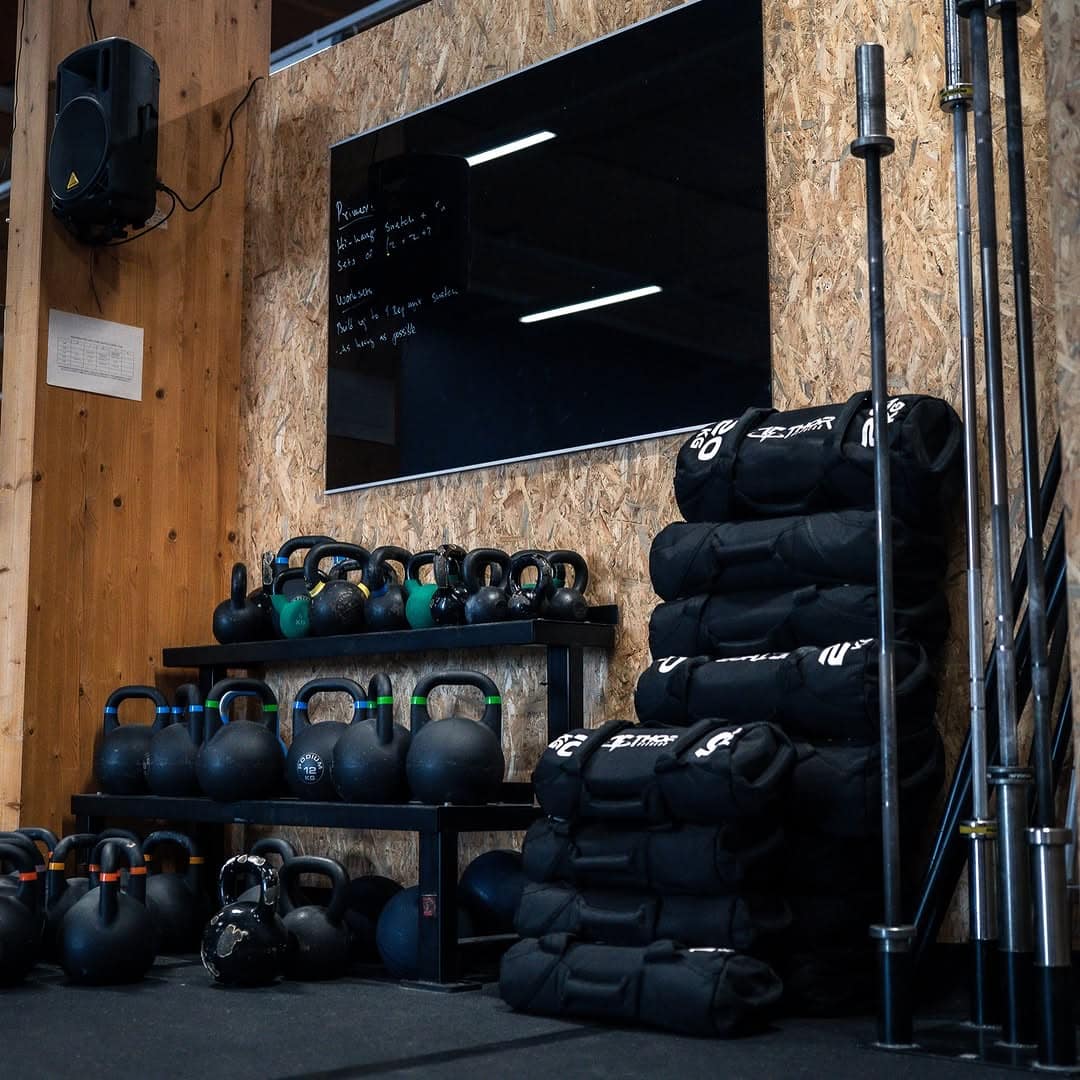 ☀️ CrossFit 40100 fiiliksiä aamutuimaan 😶🌫️ Järjestämme salilla 10.10. Battle of JKL kilpailut. CrossFit 40100 tarjoaa huippuluokan laitteet ja tilavat puitteet, jossa yleisö ja urheilijat pääsevät nauttimaan tiivistä kisatunnelmasta. Tänä vuonna kilpailu aloitetaan aamulla Laajavuoren valloituksella. Salilla ovet tapahtumalle aukeavat klo 9:00 ja seuraavaa lajia mitellään areenalla klo 10:00 eteenpäin. Tulehan paikanpäälle tsekkaamaan tilat ja kannustamaan kilpailijoita. Päivän aikana paikalla myös yhteistyökumppaneiden myynti/esittelypisteitä, sapuskaa ja kahvio ☕️ @battleofjkl yhteistyökumppanit: @mondoworkwear @celsiussuomi @hierontaakilles @kingsbox_equipment @velitessport @gymnation @leaguefinland @paytrail @sammalisto @delorean.jkl @jyvaskylarugbyclub @exenesports @kihyjyvaskyla @boksionside @impulstukku @jebasstreetfood @foodin @burbeesfit @panda_tehtaanmyymala