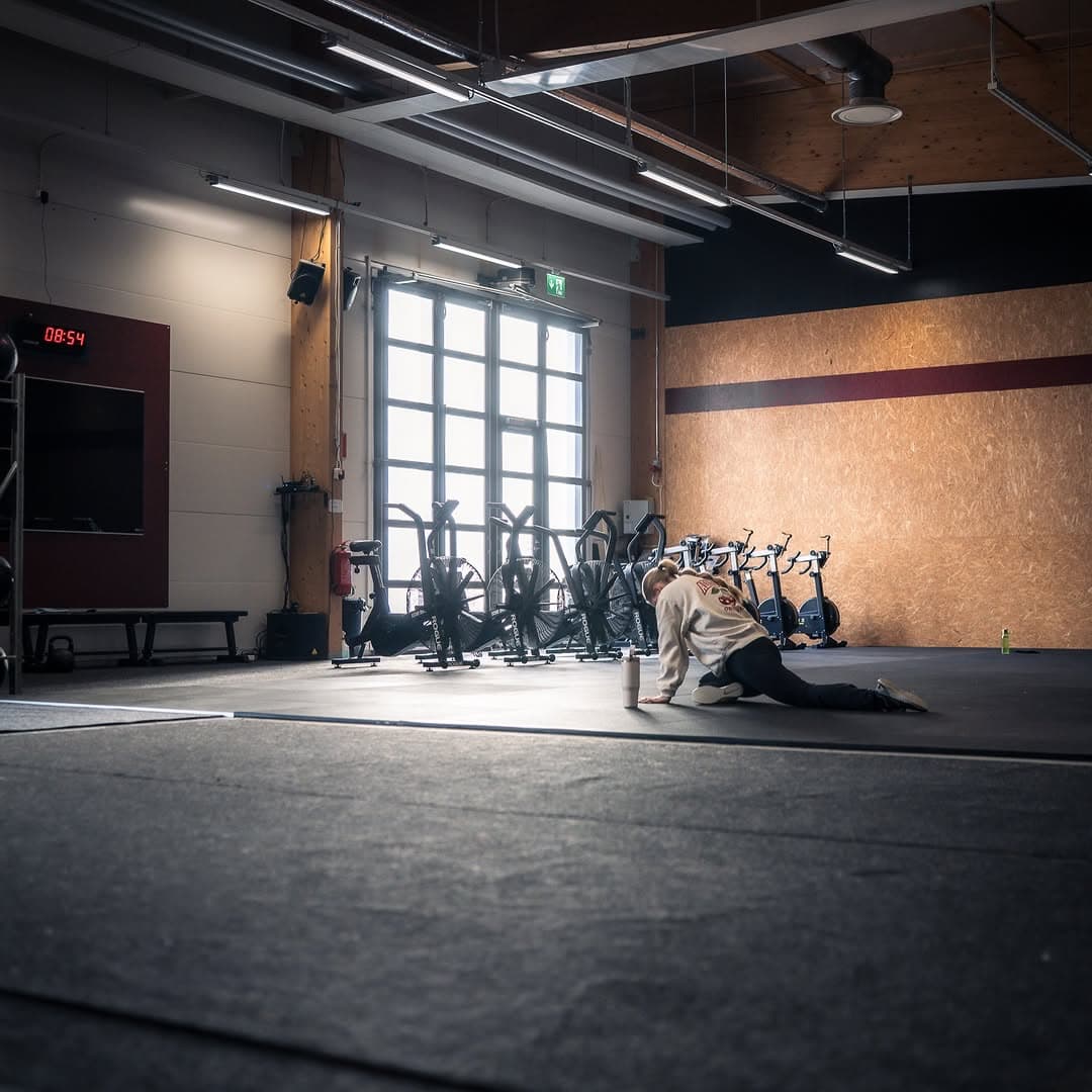 ☀️ CrossFit 40100 fiiliksiä aamutuimaan 😶🌫️ Järjestämme salilla 10.10. Battle of JKL kilpailut. CrossFit 40100 tarjoaa huippuluokan laitteet ja tilavat puitteet, jossa yleisö ja urheilijat pääsevät nauttimaan tiivistä kisatunnelmasta. Tänä vuonna kilpailu aloitetaan aamulla Laajavuoren valloituksella. Salilla ovet tapahtumalle aukeavat klo 9:00 ja seuraavaa lajia mitellään areenalla klo 10:00 eteenpäin. Tulehan paikanpäälle tsekkaamaan tilat ja kannustamaan kilpailijoita. Päivän aikana paikalla myös yhteistyökumppaneiden myynti/esittelypisteitä, sapuskaa ja kahvio ☕️ @battleofjkl yhteistyökumppanit: @mondoworkwear @celsiussuomi @hierontaakilles @kingsbox_equipment @velitessport @gymnation @leaguefinland @paytrail @sammalisto @delorean.jkl @jyvaskylarugbyclub @exenesports @kihyjyvaskyla @boksionside @impulstukku @jebasstreetfood @foodin @burbeesfit @panda_tehtaanmyymala