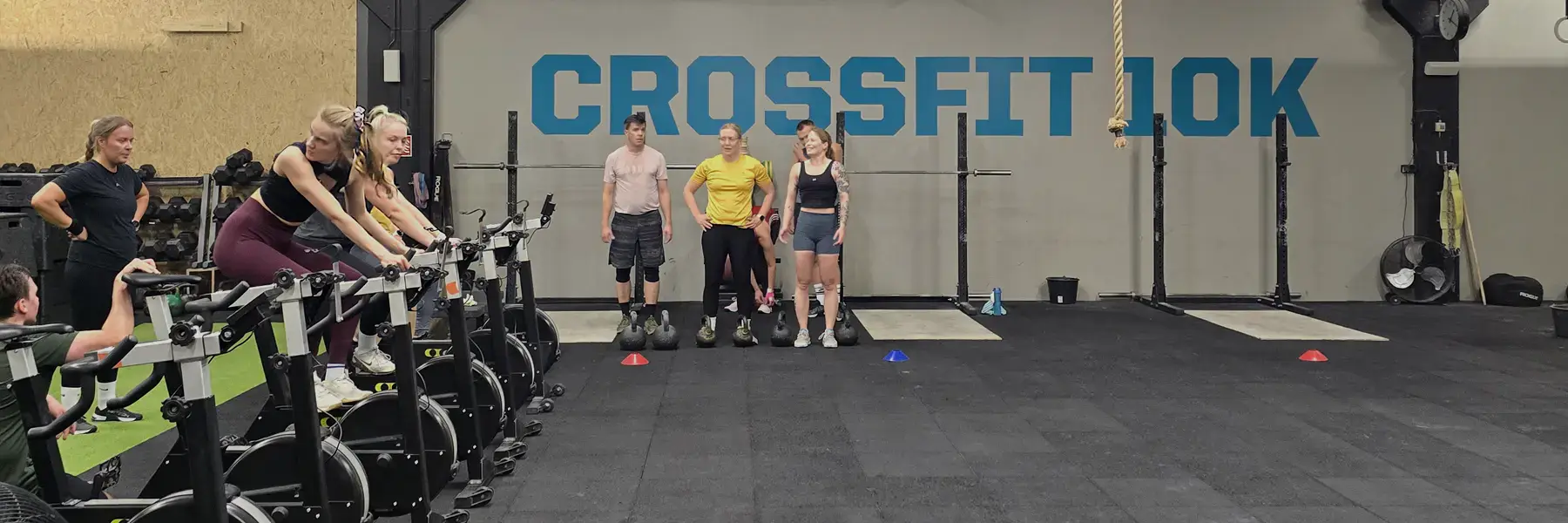 Ryhmän treeni CrossFit 10K -salilla Suomessa.